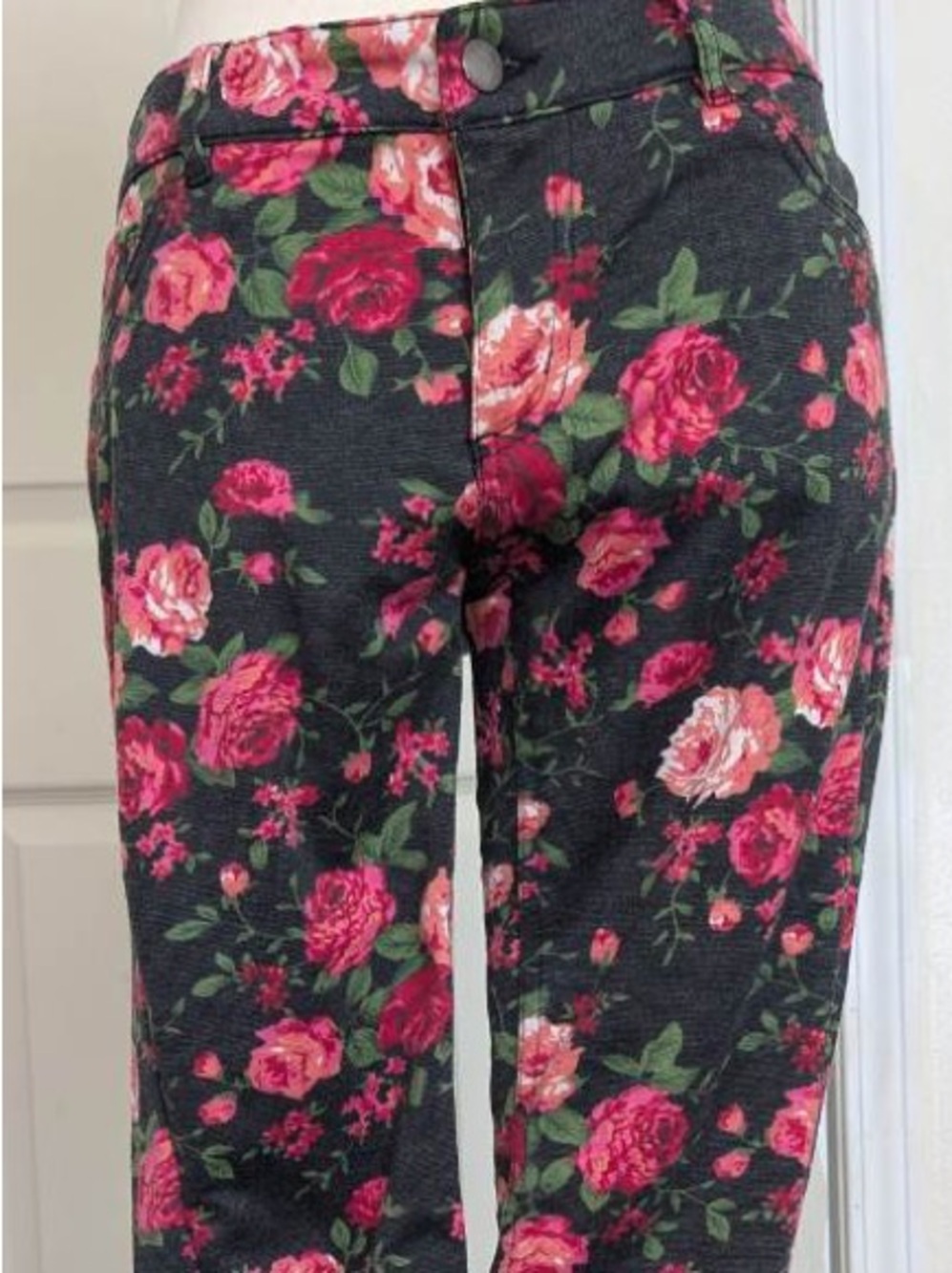 Ci Sono Black Leggings with Pink and Coral Rose Print